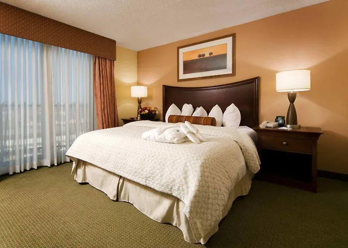 Hotel Embassy By Hilton I-44 3*
